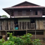 Oben Menschen, unten Hühner