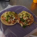 Leckere Tacos auf Plastik serviert