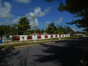 Zaun mit roten Löchern vor der Behörde