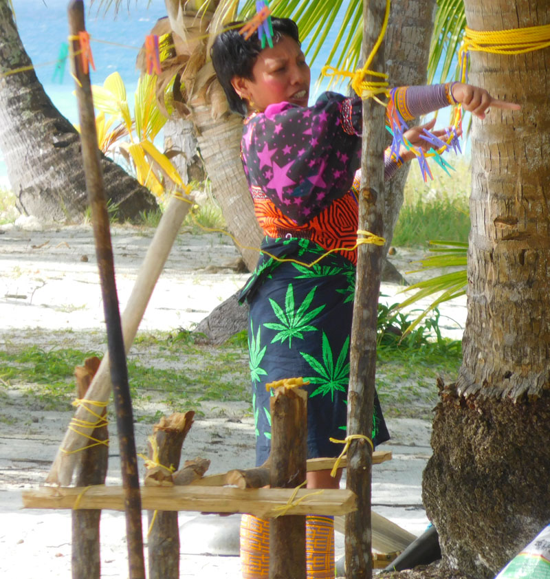 Kuna Frau mit traditioneller Tracht und rot geschminkten Wangen