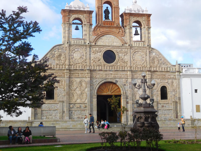 Durch Erdbeben zerstörte Kirchenfront an anderer Stelle wieder aufgebaut
