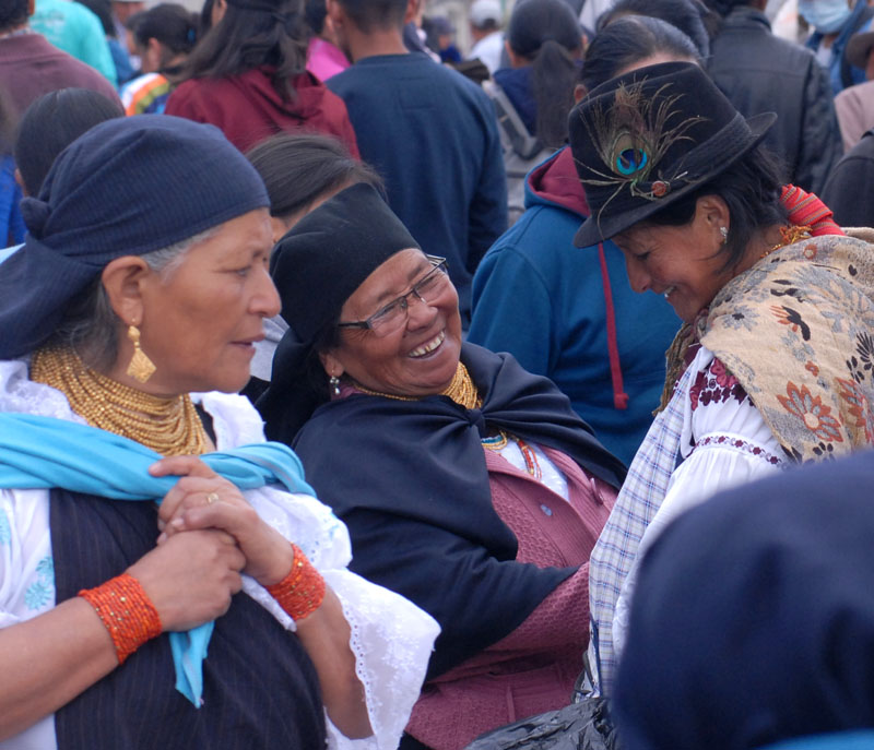 Goldkette, Rüschenbluse, und Koralle am Handgelenk - der Filzhut ist in Otavalo eher seltener