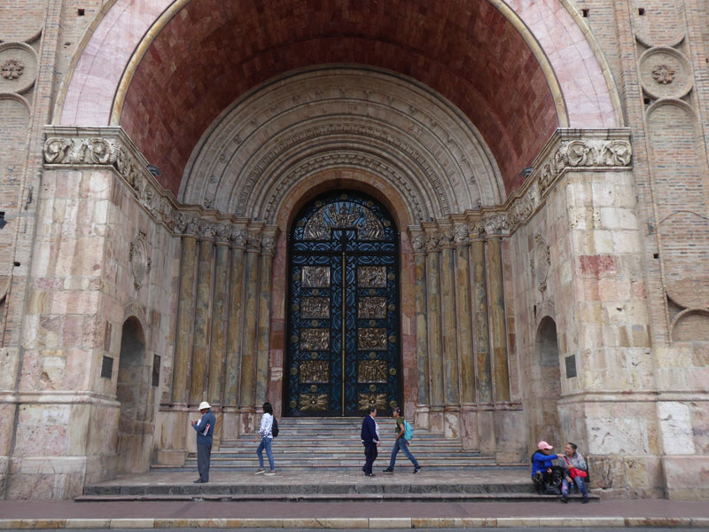 Das mächtige Portal der Kathedrale