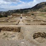 Die Ruinen der Vorratslager und Häuser, gebaut auf den Fundamenten der Cañari, die nur runde Steine verwendeten