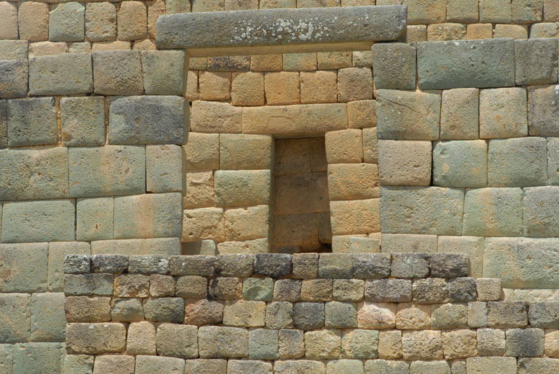 Fugenlose Mauern und trapezförmige Türstürze