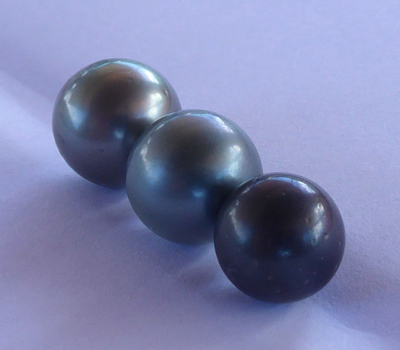 schwarze Perlen sind grau, blau-grau oder anthrazit - unsere haben 1,2 cm Durchmesser und sind somit mittelgroß