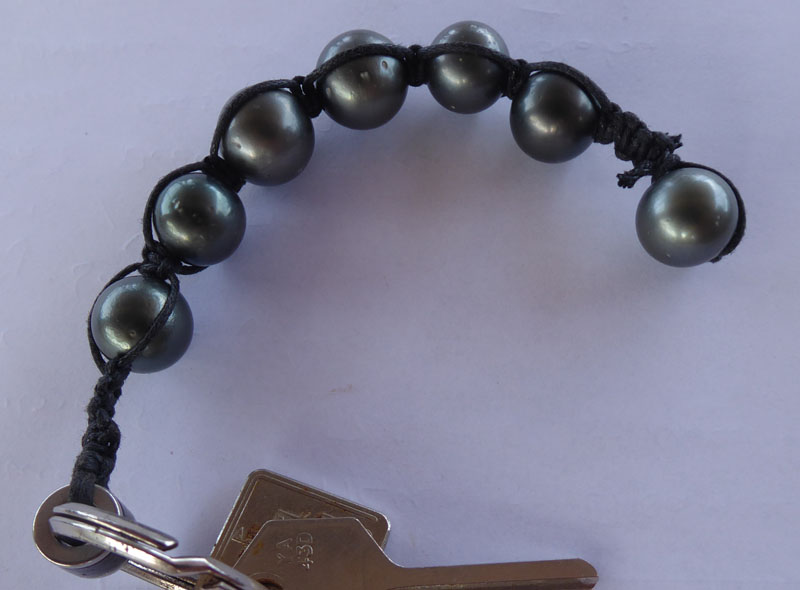 Schlüsselanhänger aus schwarzen Perlen
