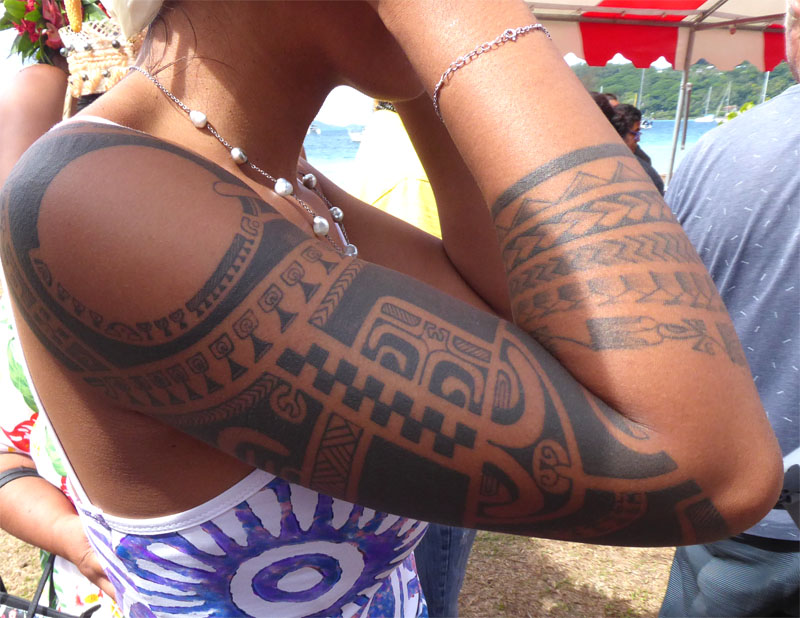 Junge Frau in Gambier - Tattoo gestochen auf Tahiti.